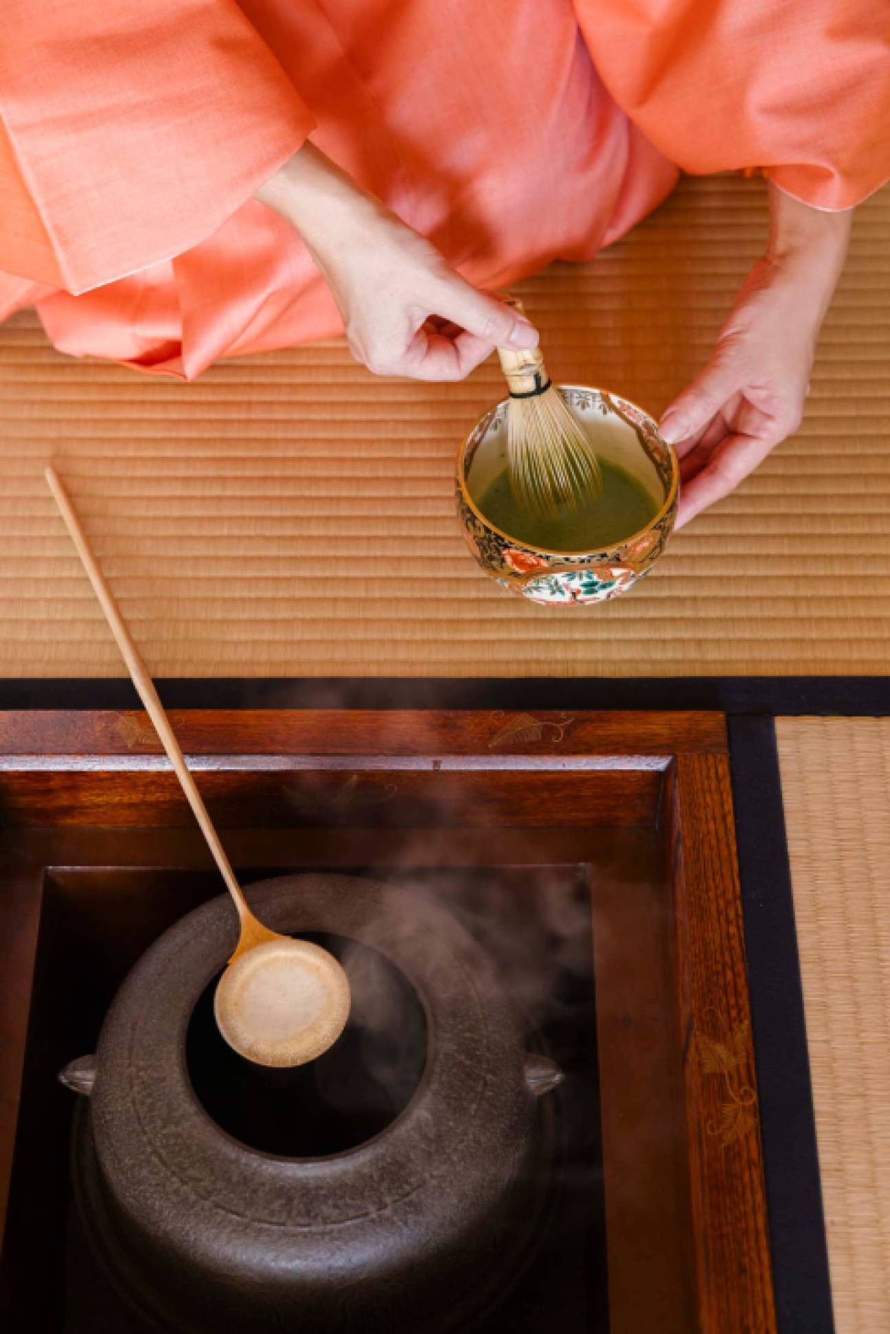 Machiko Soshin Hoshina conducting a tea ceremony.