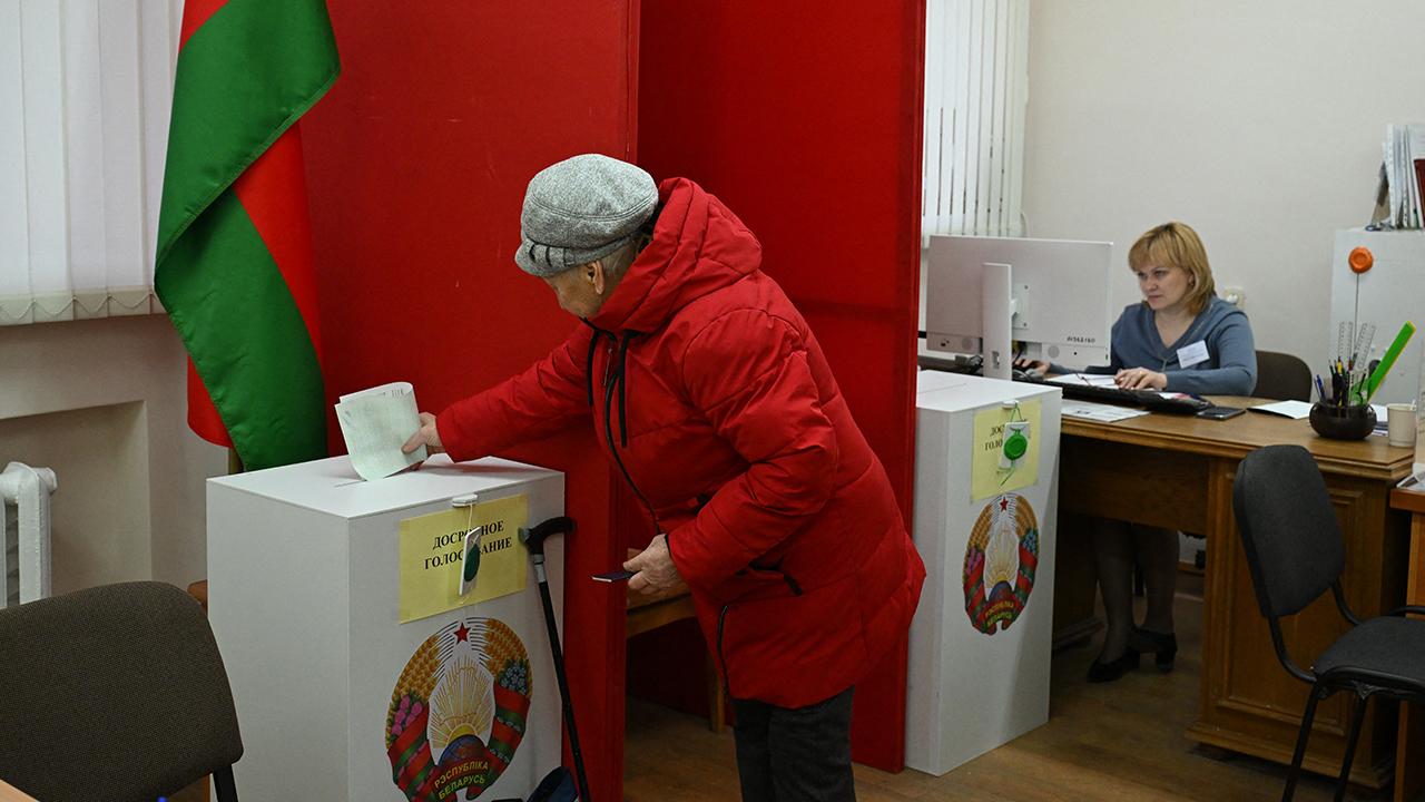 Belarus votes as more hostages are released 