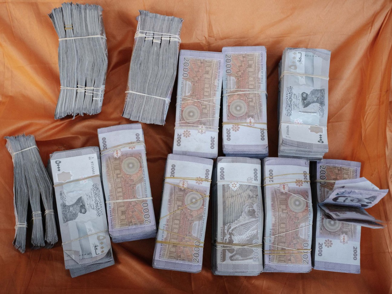  An exchange of Syrian pounds in Damascus 
