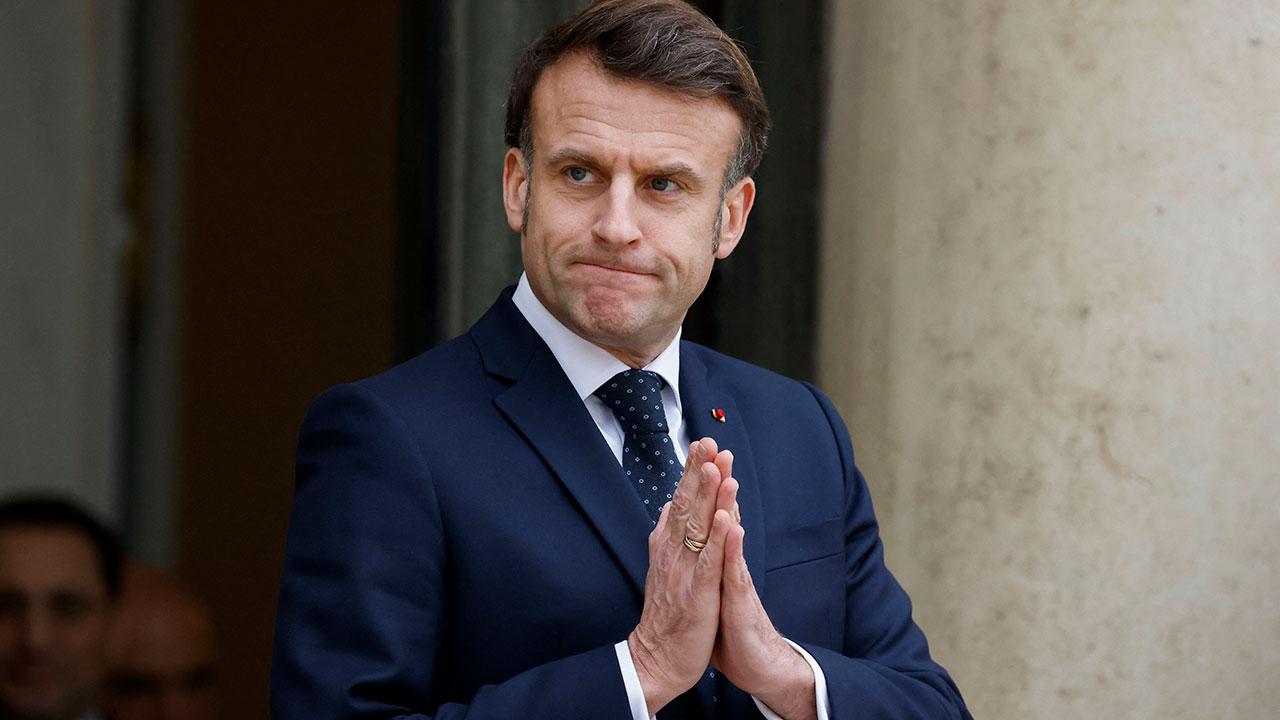 Macron hosts a second meeting on Ukraine and Trump’s approval rating slips