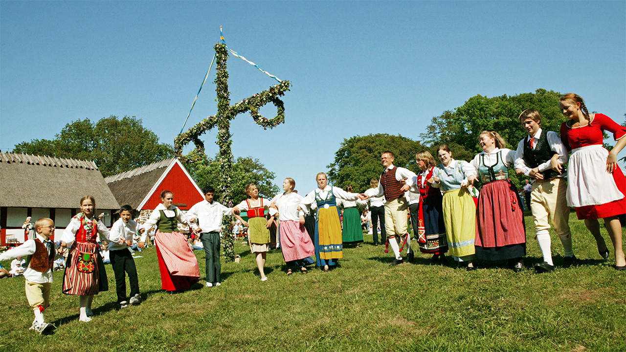 Global news, poetry bench and Swedish midsummer