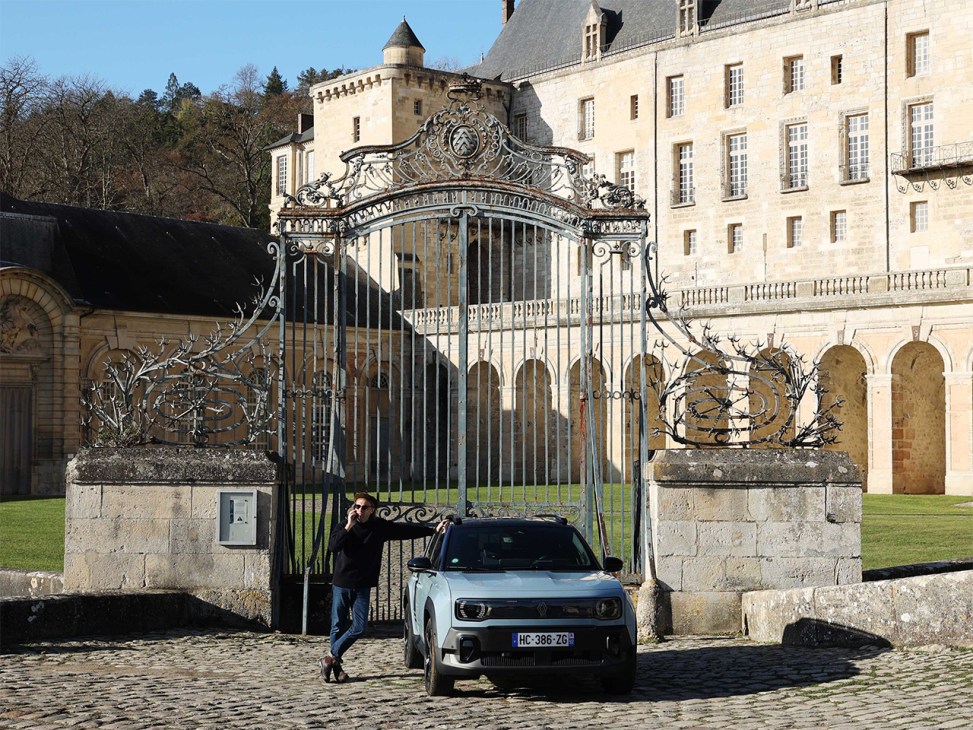 Test driving the the all-electric R4 - Renault E4