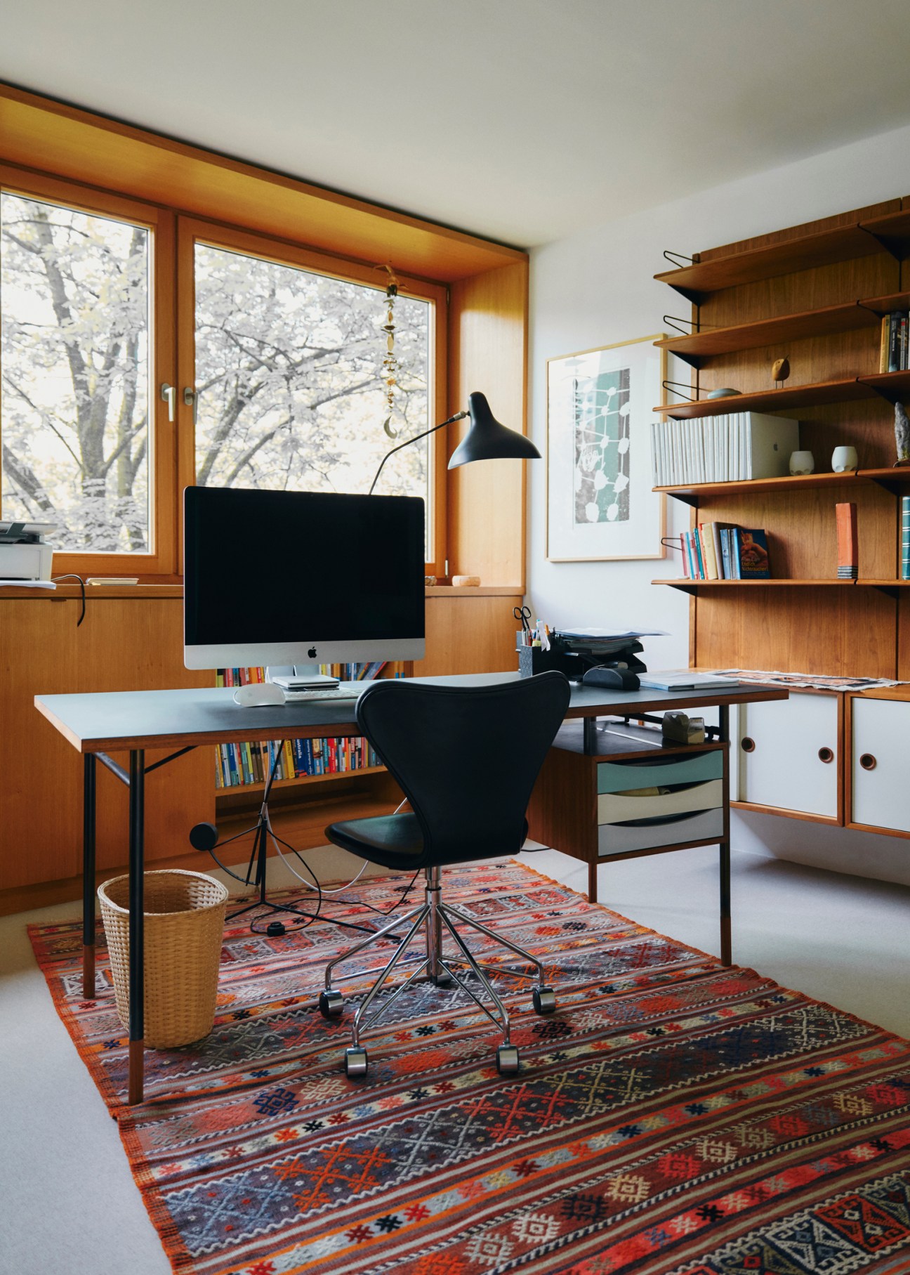 Home office space in an Olydorf apartment