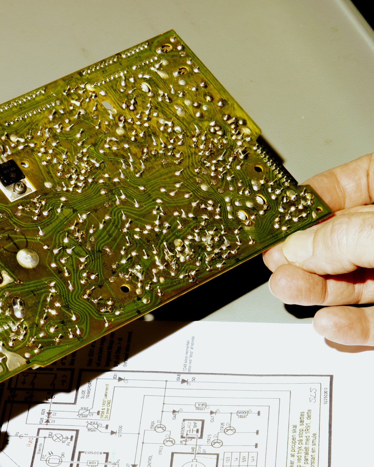 Electronic chip with labyrinthine grooves