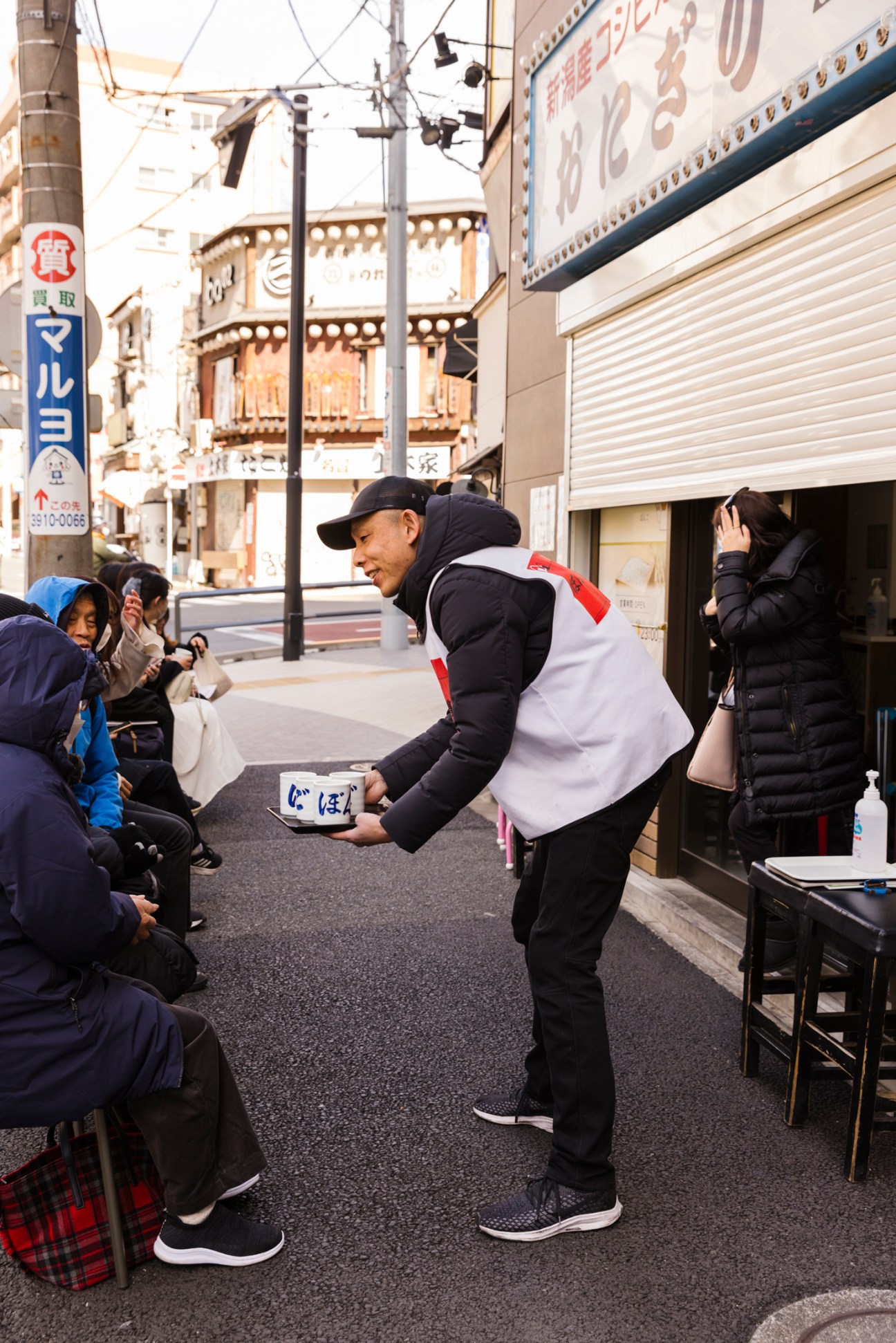 Green tea served to people in queue