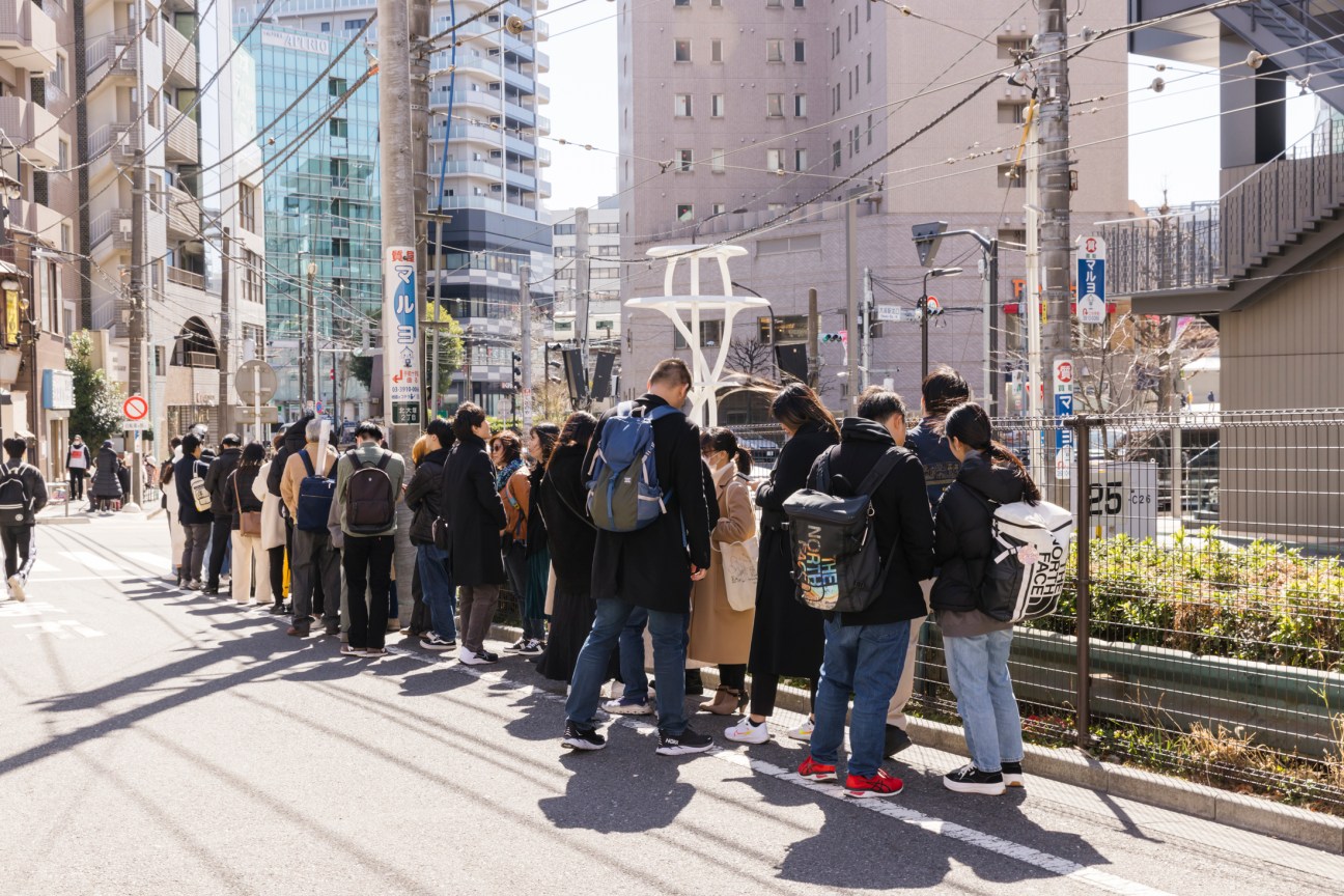 white line guiding queue