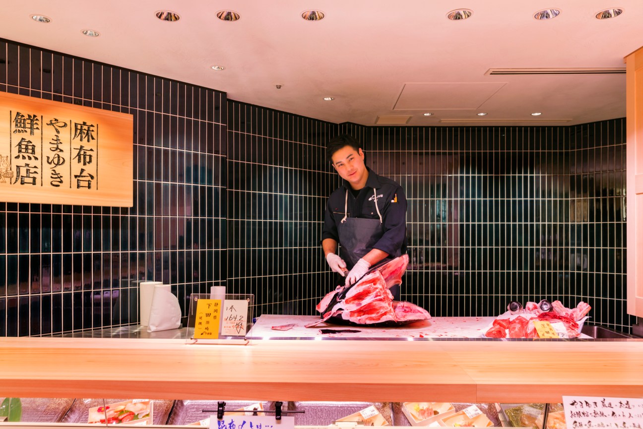 Slicing tuna at Yamayuki