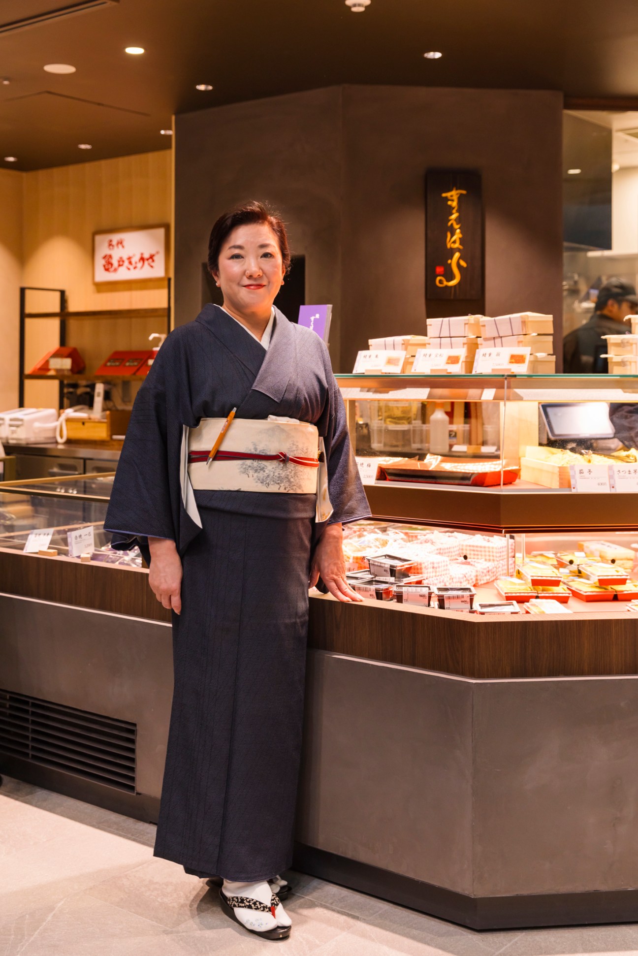Traditional welcome at Maehara grilled-eel shop