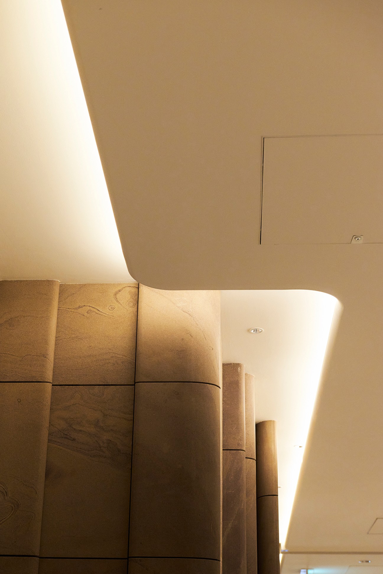 Curvature of walls and ceilings of Azabudai Hills complex