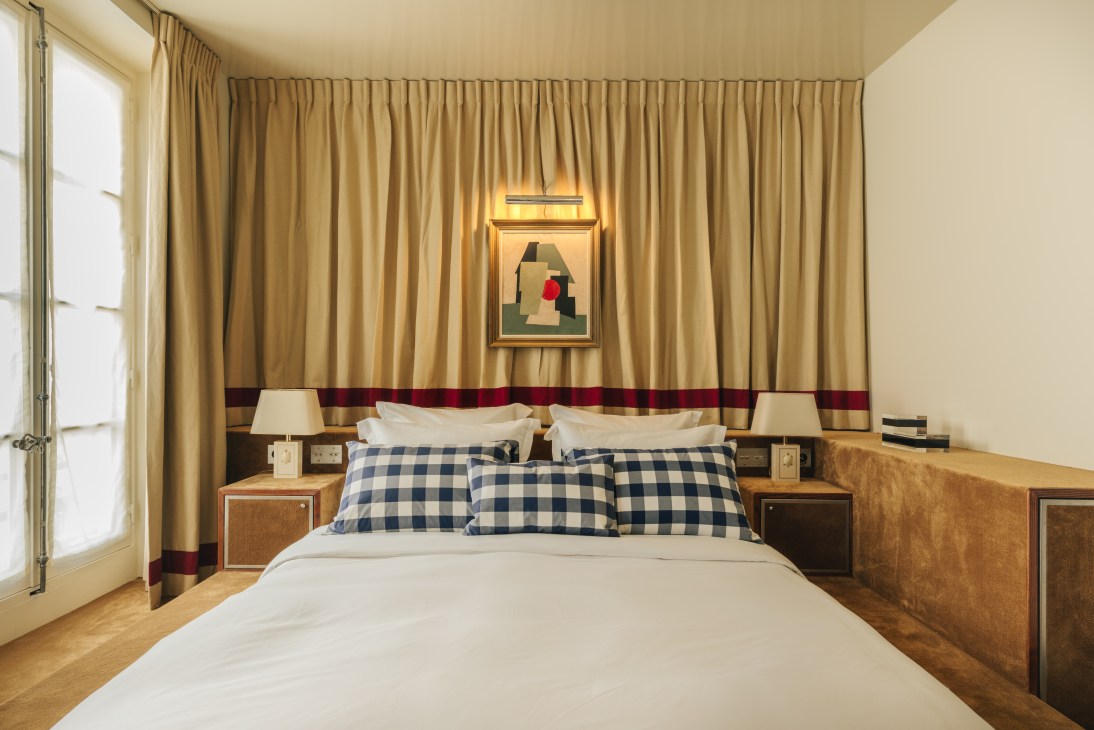 Bedroom with Hästens bedding in Les Suites Cinabre