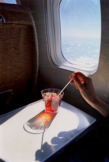 Stylish in-flight cocktail being served in premium glassware on an airplane