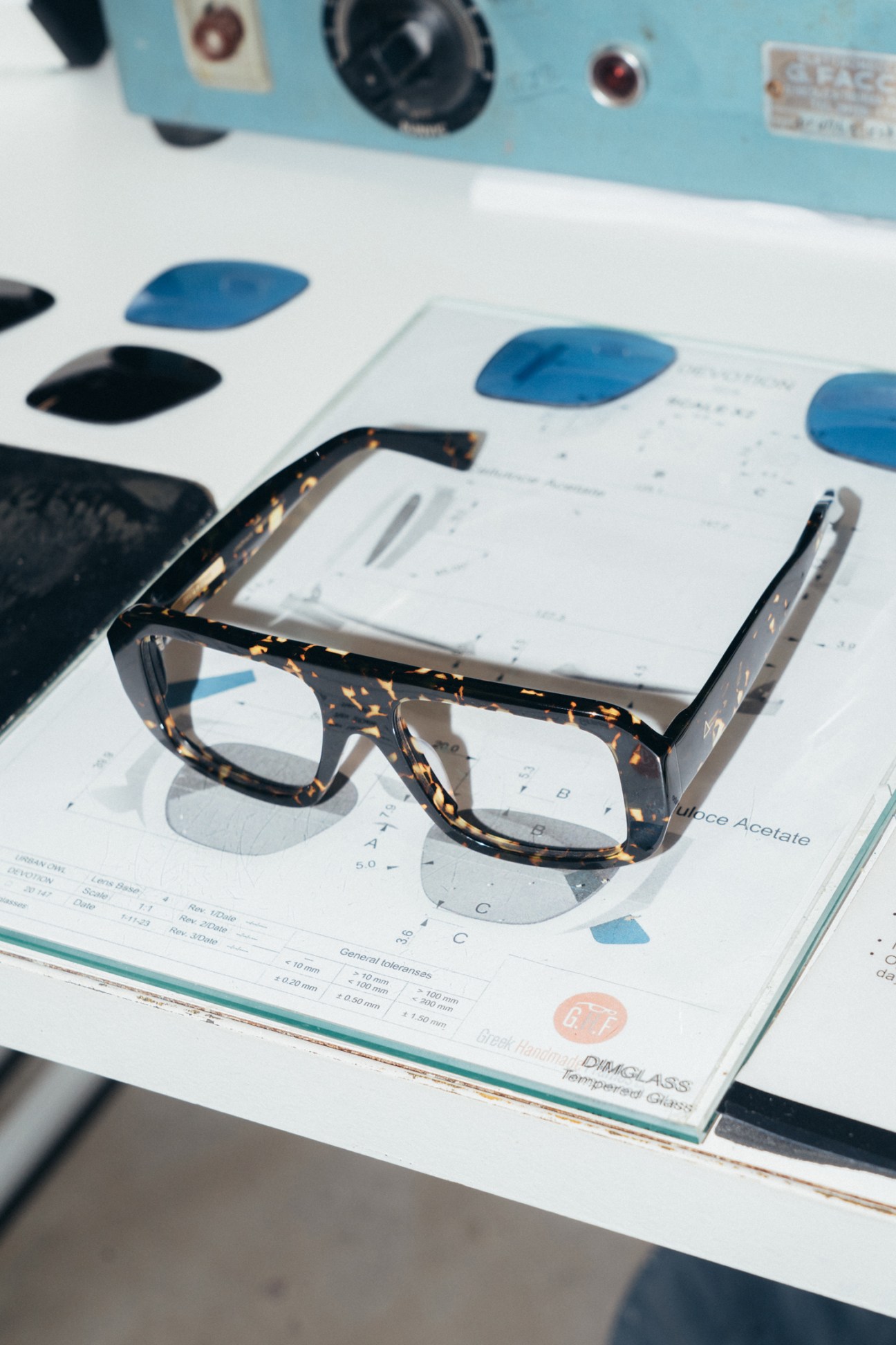 Leonidas sunglasses model from Zeus 1 Dione collection