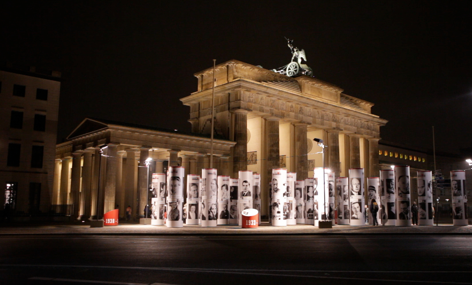 Brandenburg gate at night