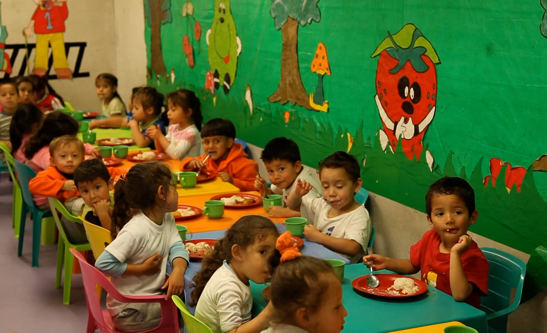 children having lunch
