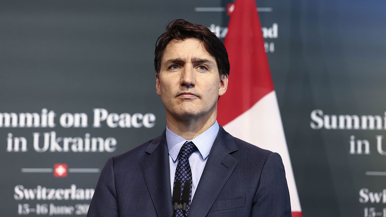 Trudeau faces pressure and Amsterdam Fashion Week