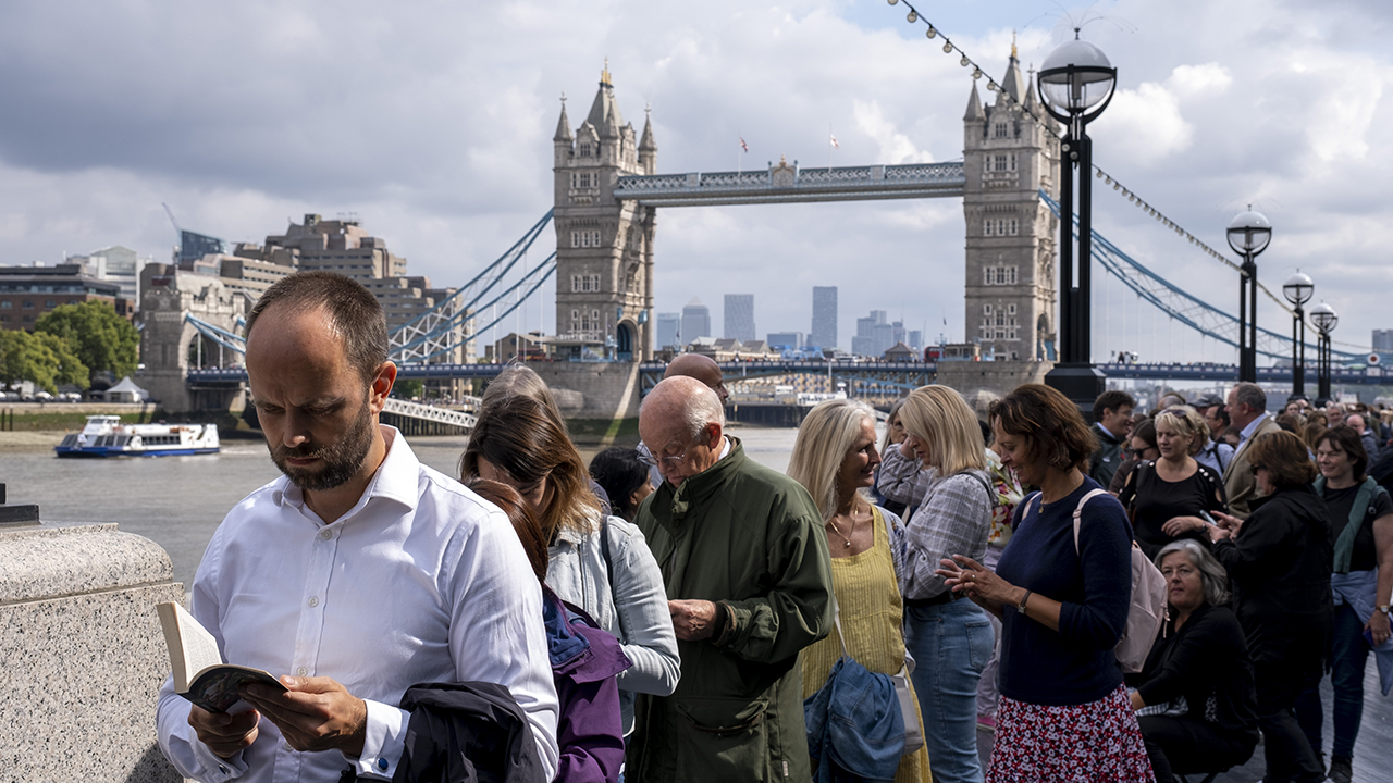 Tall Stories 325: The Queue, London