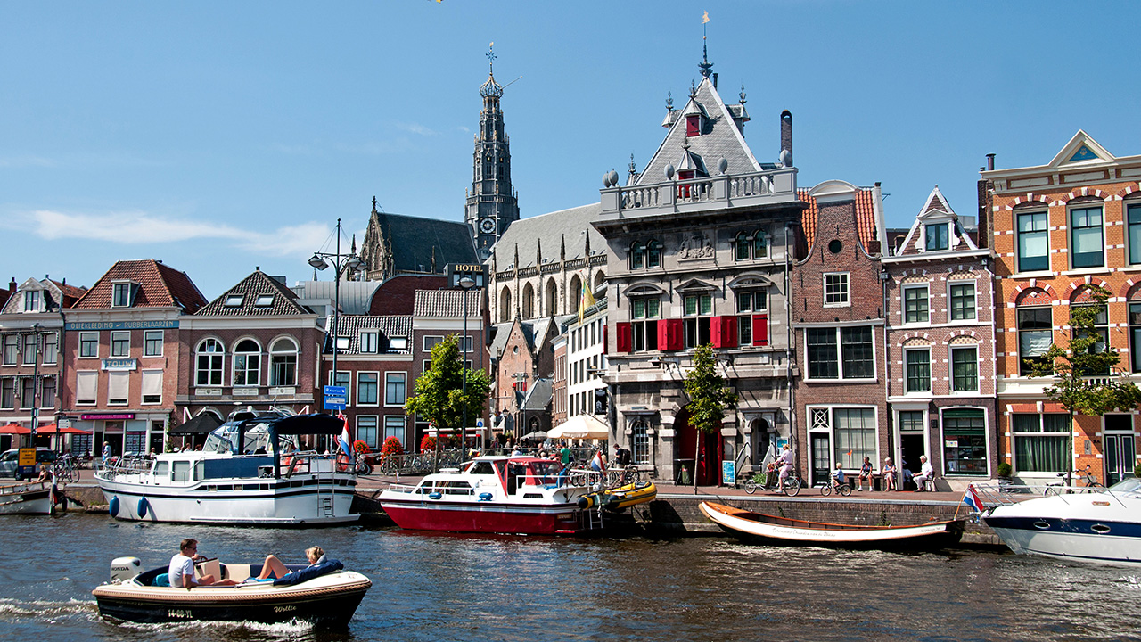 Urban neighbours and mid-sized cities
