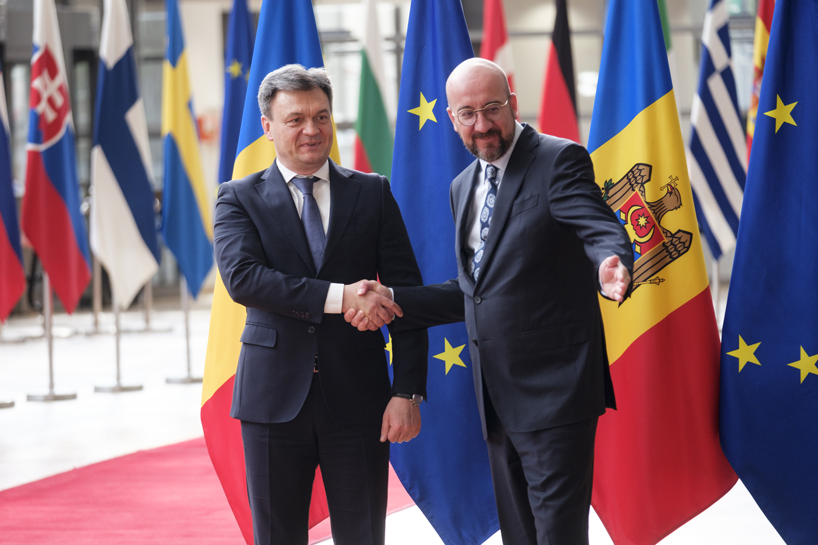 The EU begins accession talks with Ukraine and Moldova