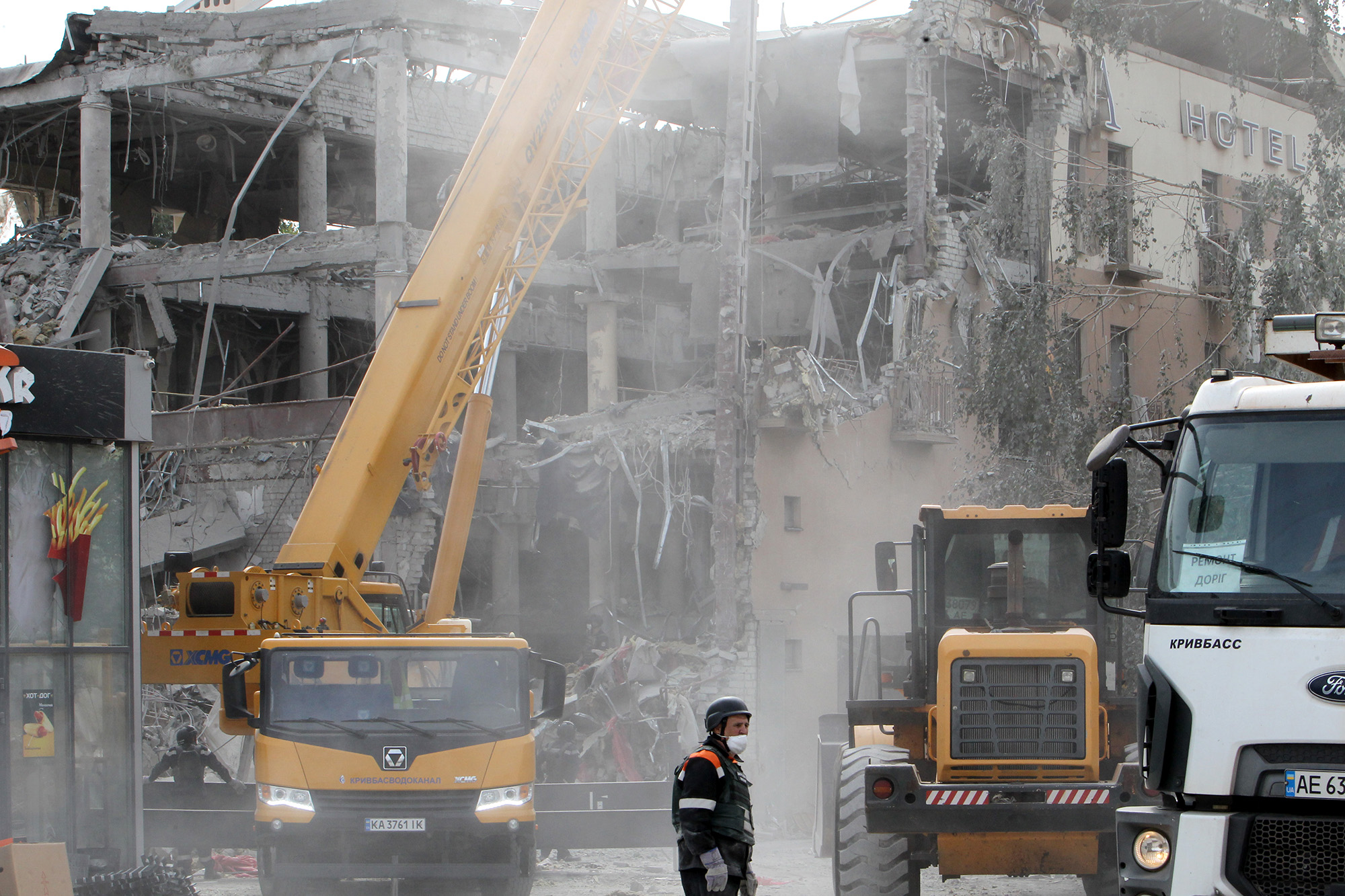 Eastern Ukraine braves bombings